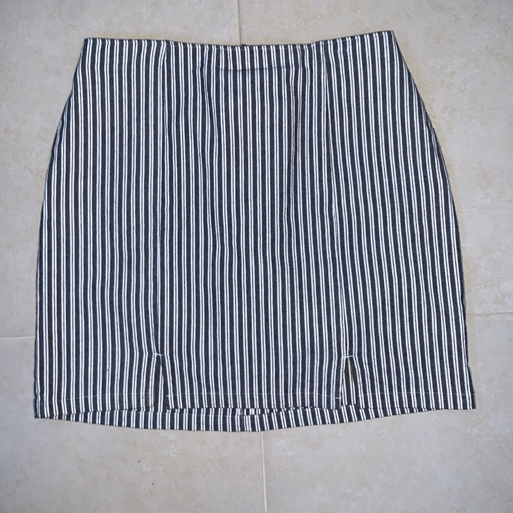 Worn once basically new Hollister Ultra High Rise Striped Skirt with Pockets
